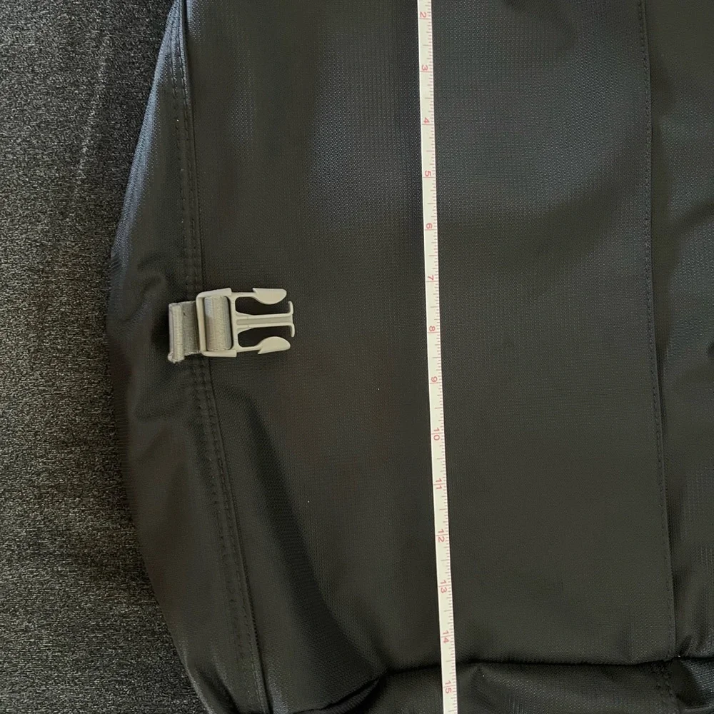 ⭐️ Firm Price ⭐️ New without tags Skyway messenger laptop bag